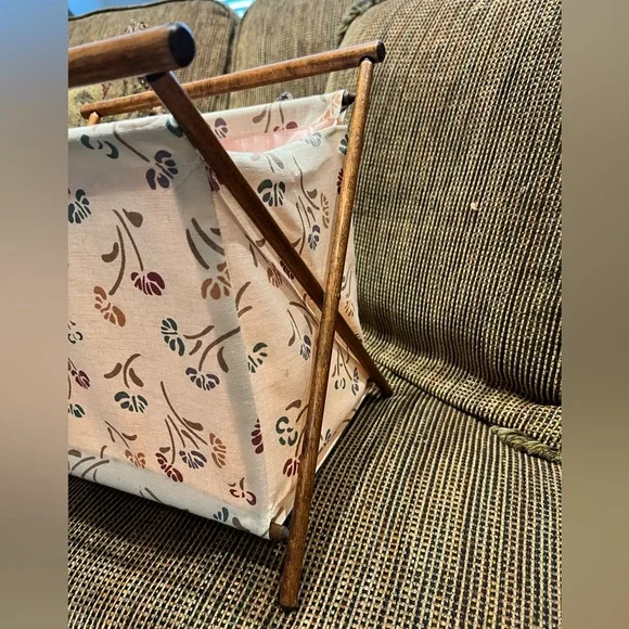 Vintage Folding Sewing Knitting Basket Stand Yarn Bag Caddy Floral 1 owner - Picture 2 of 6